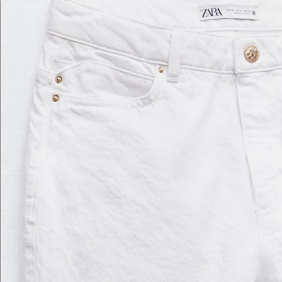 High-waisted jeans with five pockets and straight legs. Washed effect. - Picture 4 of 14